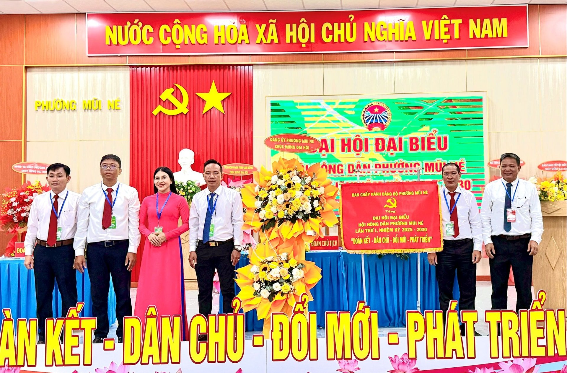 Mui Ne Ward Party Committee presented flowers and a banner to congratulate the Congress.