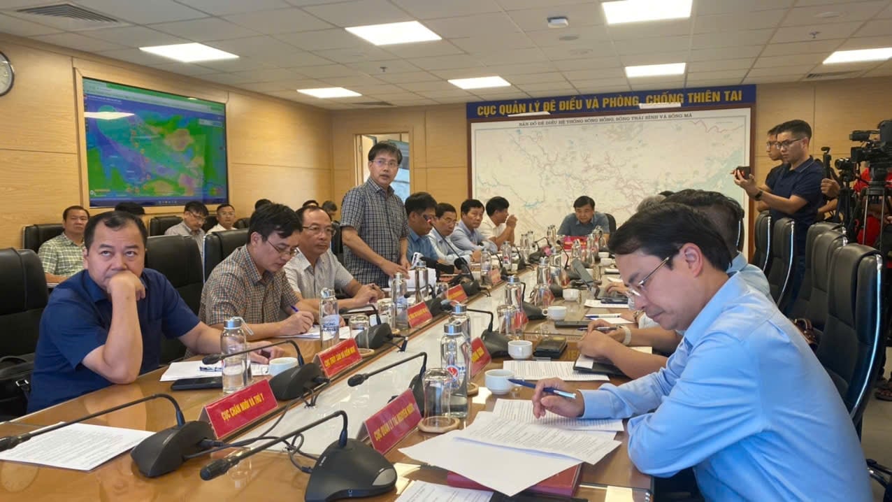 Bộ Nông nghiệp và Môi trường tổ chức cuộc họp ứng phó với bão Bualoi. Ảnh: Hạnh Thơm  