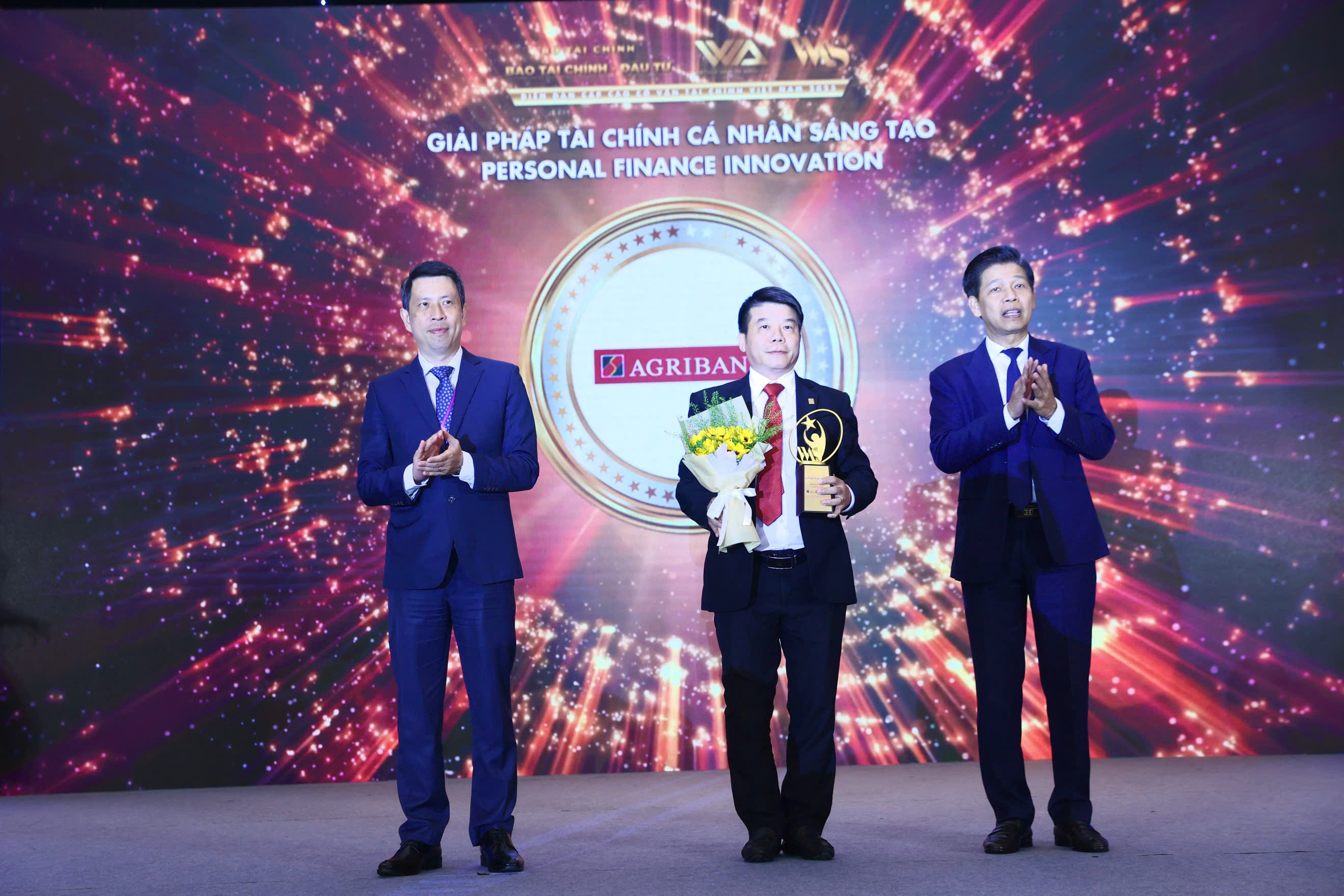 Ông ng Chu Ngọc Quý, Phó Trưởng ban Khách hàng cá nhân - Đai diện Agribank nhận vinh danh Giải pháp tài chính cá nhân sáng tạo