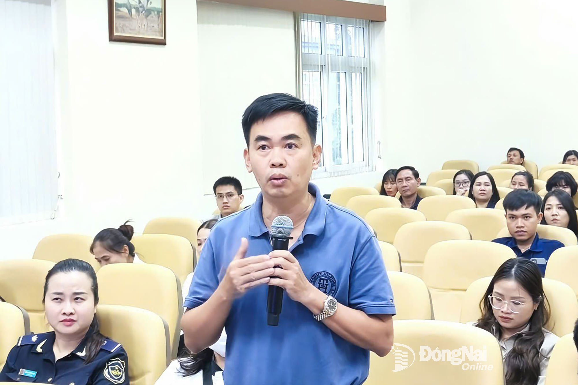 តំណាងអាជីវកម្មពិភាក្សានៅក្នុងសន្និសីទ។ រូបថត៖ វឿង ធី 