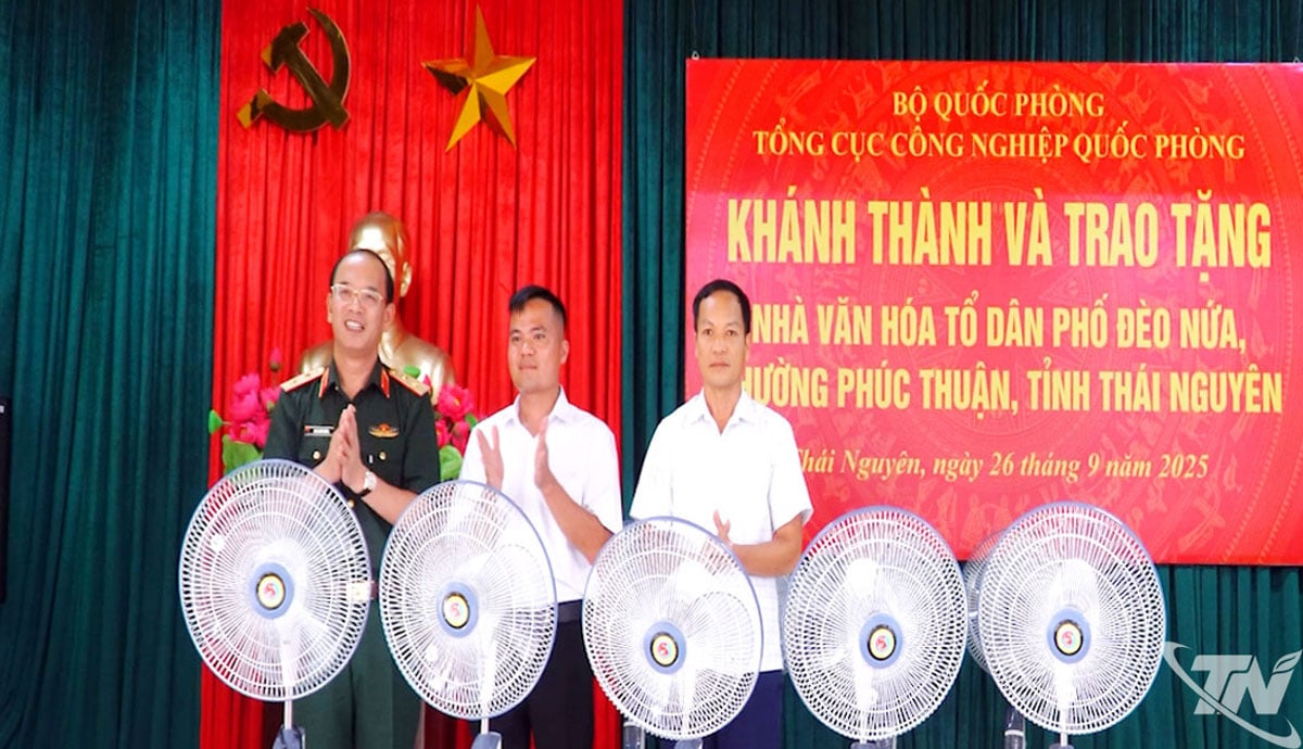 តំណាង​អង្គភាព និង​អាជ្ញាធរ​មូលដ្ឋាន​បាន​ផ្តល់​អំណោយ​ដល់​ប្រជាពលរដ្ឋ​នៃ​ក្រុម​លំនៅដ្ឋាន​ Deo Nua