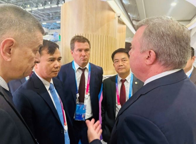 Theo thứ tự từ trái sang phải: Đại diện Tập đoàn Rosatom tại Việt Nam Andrey Stankevich, Thứ trưởng Bộ KHCN Bùi Thế Duy, Tổng Giám đốc Rosatom Construction Technologies Vergizaev I.A., Viện trưởng Viện Năng lượng nguyên tử Việt Nam Trần Chí Thành và Phó Tổng Giám đốc Rosatom phụ trách đối ngoại Kirill Borisovich Komarov tại Diễn đàn Tuần lễ hạt nhân thế giới. Ảnh: Trung tâm Truyền thông KH&CN