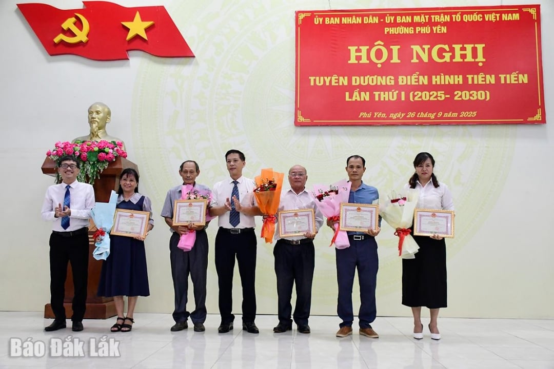 ថ្នាក់ដឹកនាំគណៈកម្មាធិការបក្ស និងគណៈកម្មាធិការប្រជាជនវួដ Phu Yen ប្រគល់ប័ណ្ណសរសើរដល់សមូហភាពជឿនលឿនធម្មតាក្នុងចលនាត្រាប់តាមស្នេហាជាតិ ដំណាក់កាល ២០២០ - ២០៣០។