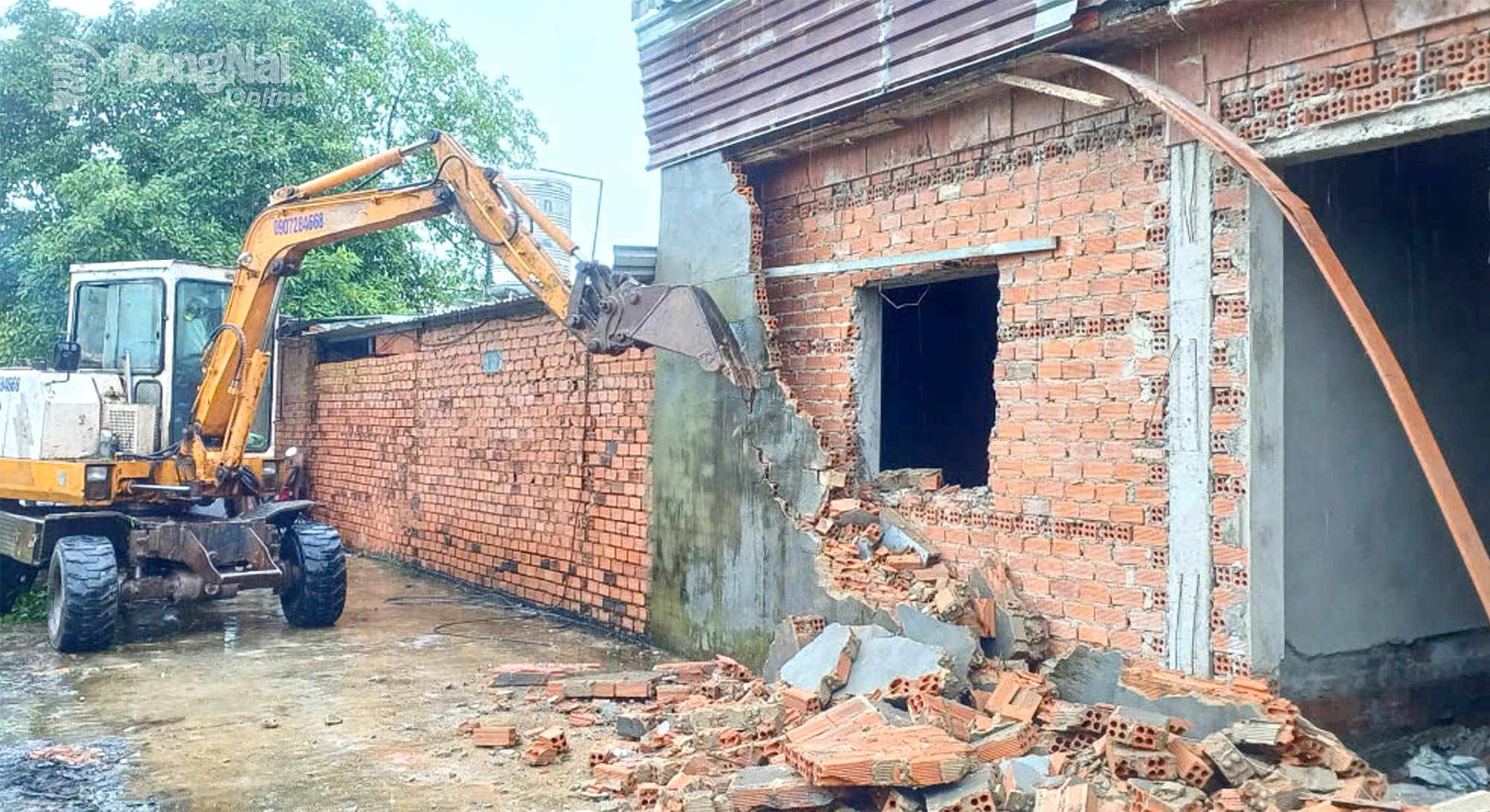 A case of illegal construction was propagated and mobilized by Trang Dai ward officials to voluntarily dismantle. Photo: An Nhon