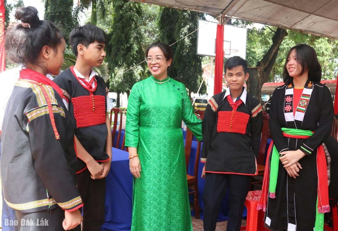 Die stellvertretende Parteisekretärin der Provinz, Huynh Thi Chien Hoa, ermutigte die Schüler der Buon Ma Thuot Ethnic Boarding Secondary School, fleißig zu lernen. Foto: Ha My