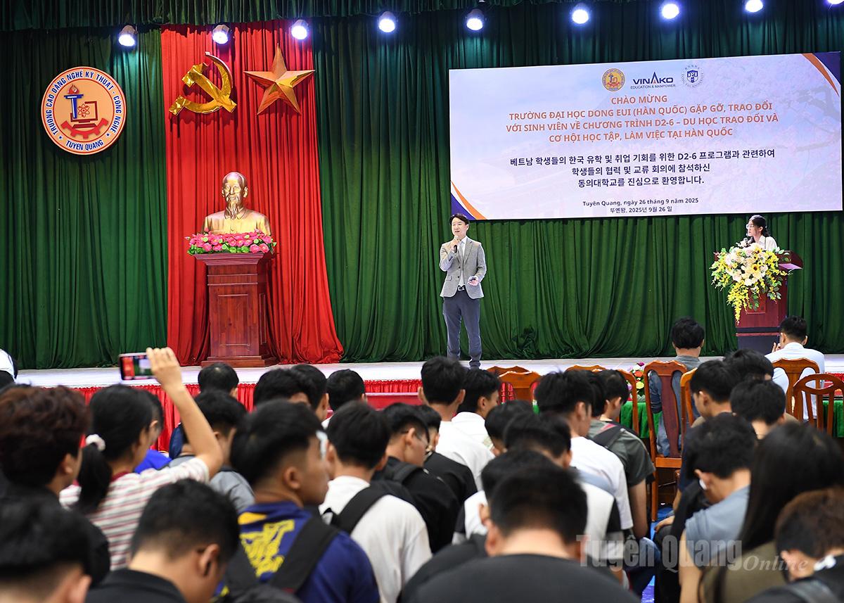 Đại diện Trường Đại học Dong Eui (Hàn Quốc) giao lưu với sinh viên Trường Cao đẳng nghề Kỹ thuật - Công nghệ Tuyên Quang
