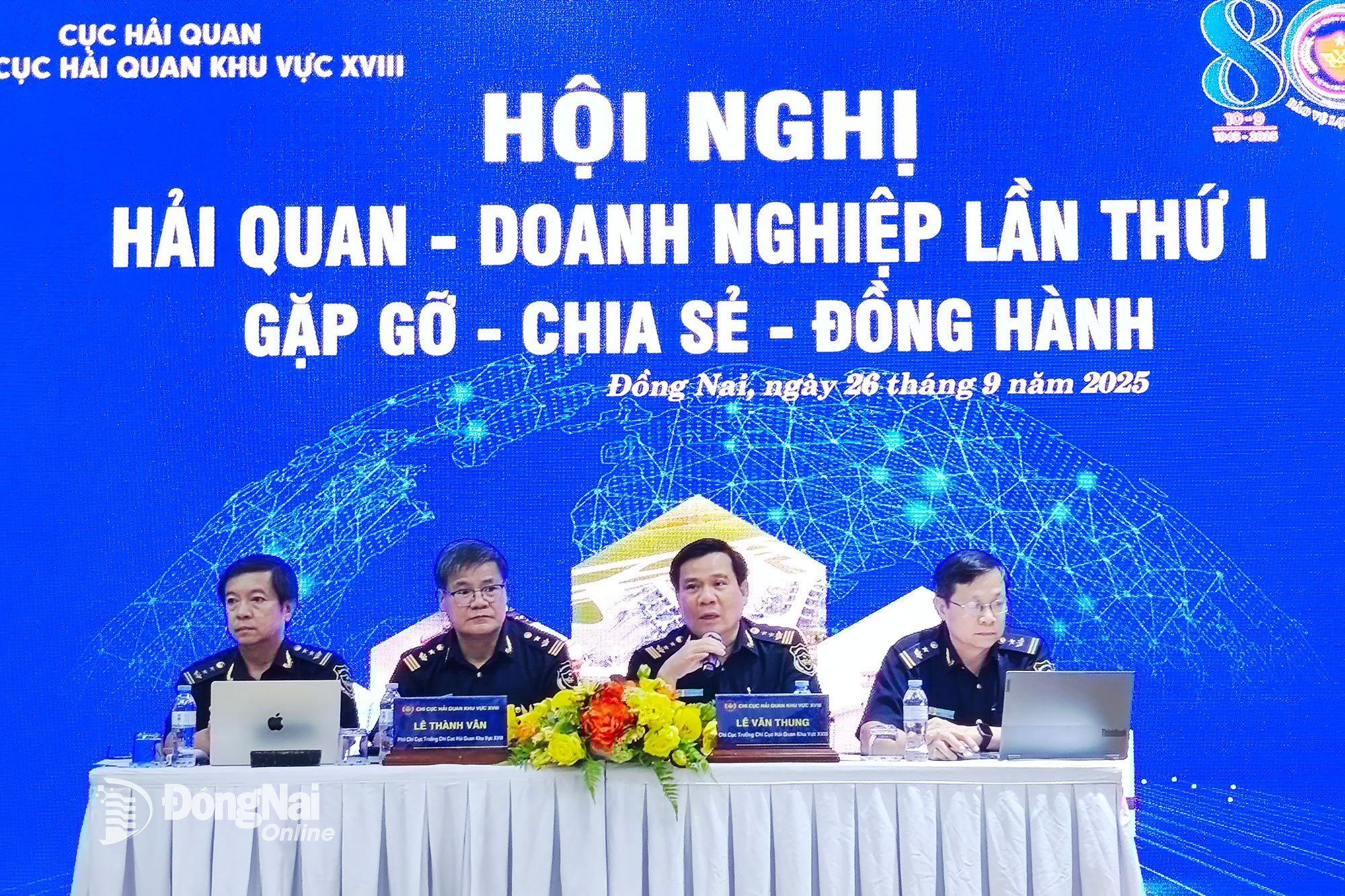 មេដឹកនាំនៃសាខាគយប្រចាំតំបន់ XVIII បានឆ្លើយតបទៅនឹងអនុសាសន៍របស់អាជីវកម្ម។ រូបថត៖ វឿង ធី 