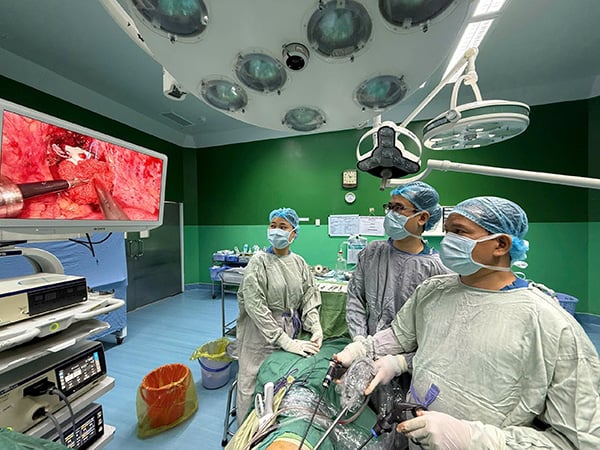 BS.CKII Thân Trọng Vũ cùng ê kip BV Đà Nẵng tiến hành ca phẫu thuật cho bệnh nhân Nguyễn Đ. D