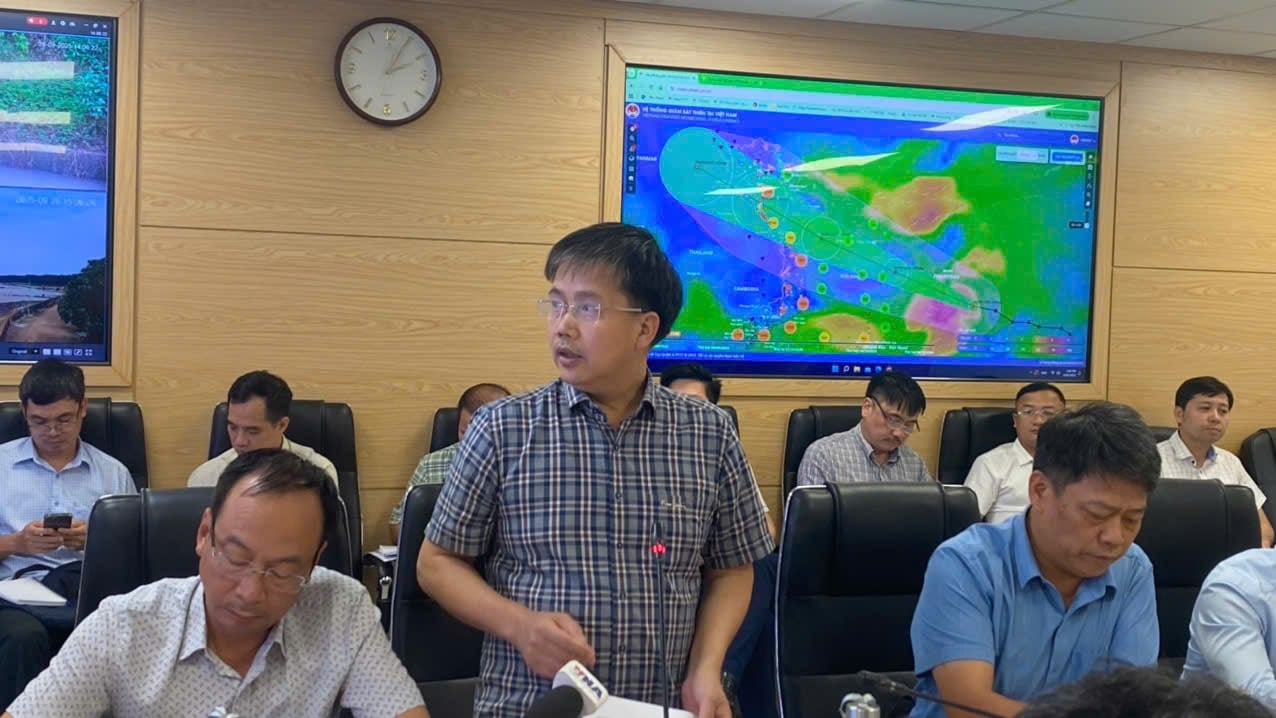 Ông Mai Văn Khiêm - Giám đốc Trung tâm Dự báo Khí tượng Thủy văn Quốc gia thông tin tại cuộc họp. Ảnh: Hạnh Thơm  