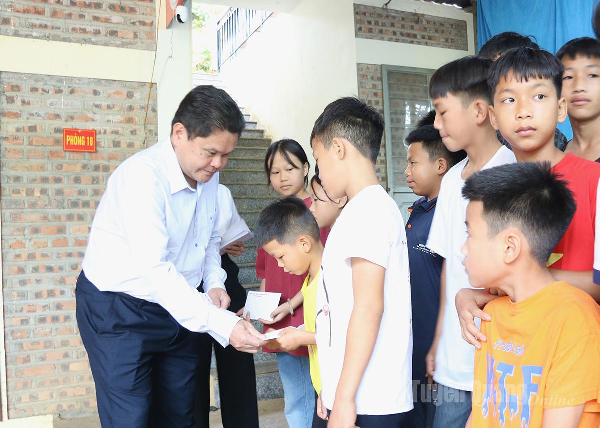 Comrade Vang Seo Con gives gifts to children at Duong Hien Social Protection Facility, Phu Linh Commune.