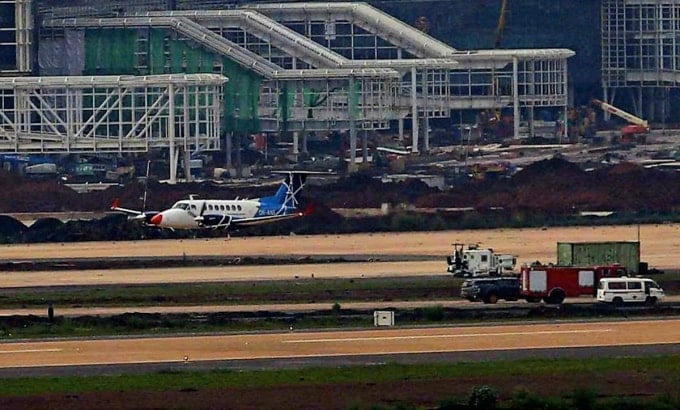 Plane approaches runway near Passenger Terminal. Photo: Thai Ha