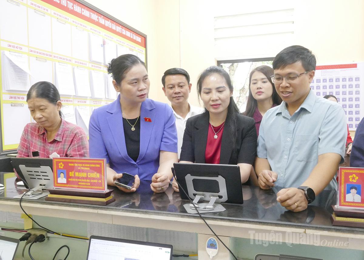 គណៈប្រតិភូរដ្ឋសភានៃខេត្តបានចុះអង្កេតសកម្មភាពរបស់មជ្ឈមណ្ឌលសេវារដ្ឋបាលសាធារណៈឃុំ Tan Quang។