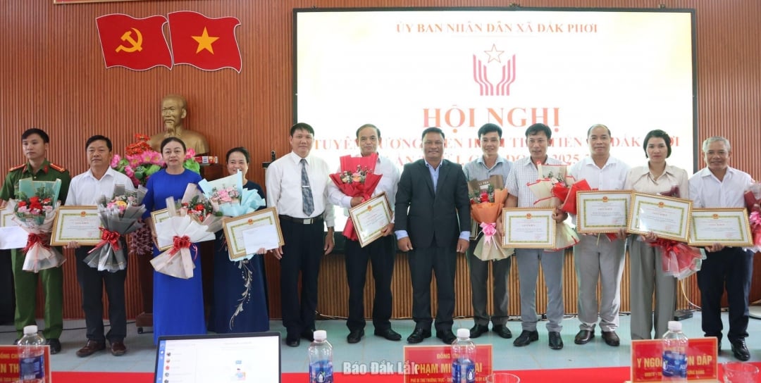 ថ្នាក់ដឹកនាំឃុំ Dak Phoi ប្រគល់ប័ណ្ណសរសើរជូនក្រុម