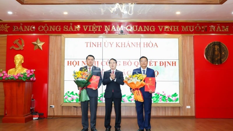 Bí thư Tỉnh ủy Nghiêm Xuân Thành trao quyết định cho đồng chí Lương Đức Hải và đồng chí Võ Hoàn Hải. (Ảnh: VŨ TÂN)