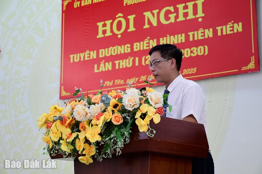 លោក Nguyen Xuan Canh ប្រធានគណៈកម្មាធិការប្រជាជនសង្កាត់ Phu Yen ថ្លែងសុន្ទរកថាបើកសន្និសីទ។