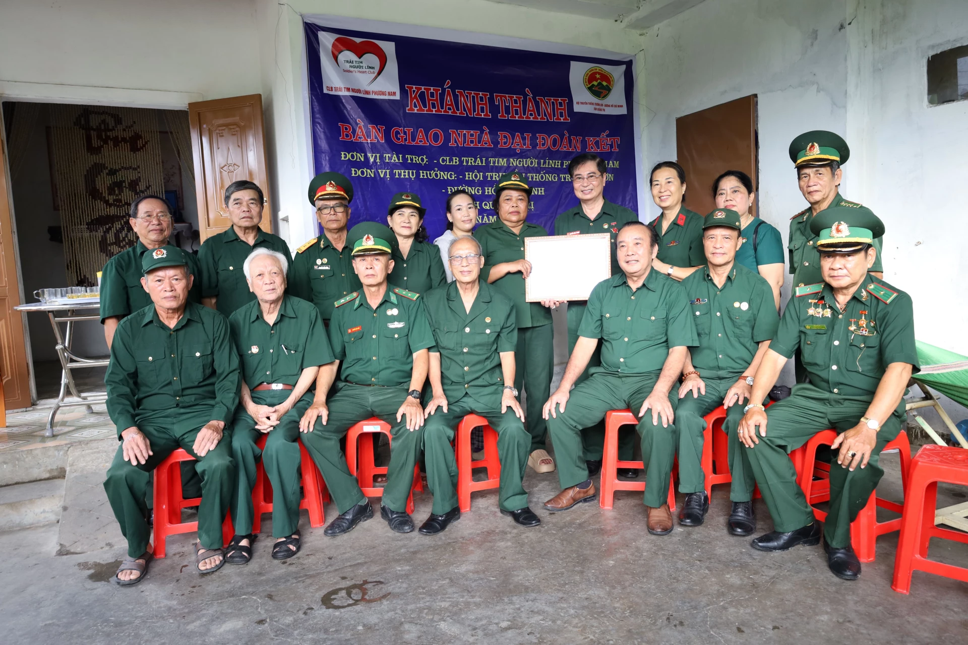 ប្រគល់ផ្ទះ Great Unity ជូនអតីតយុទ្ធជន Truong Thi Van នៅឃុំ Nam Ba Don