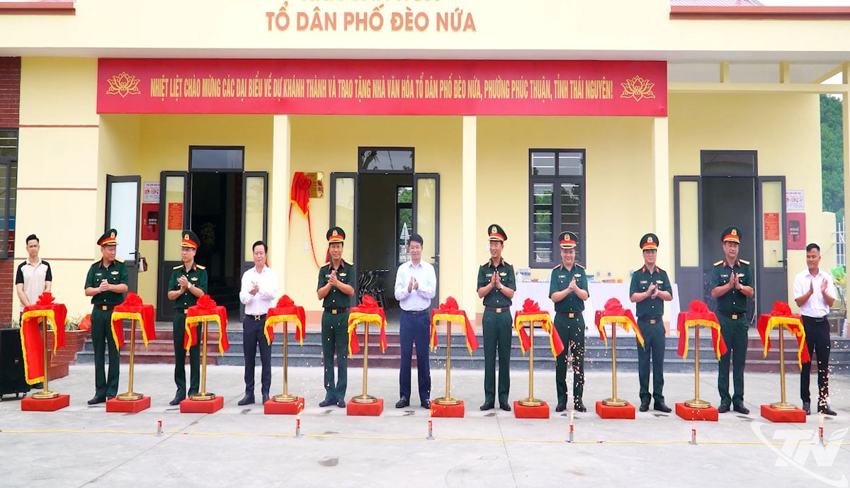 ឧត្តមសេនីយ៍ឯក Dinh Quoc Hung លេខាបក្ស អគ្គស្នងការនយោបាយនៃអគ្គនាយកដ្ឋានឧស្សាហកម្មការពារជាតិ និងសមមិត្ត Nong Quang Nhat អនុប្រធានគណៈកម្មាធិការប្រជាជនខេត្ត Thai Nguyen និងគណៈប្រតិភូបានកាត់ខ្សែបូដើម្បីសម្ពោធផ្ទះវប្បធម៌នៃក្រុមលំនៅដ្ឋាន Deo Nua។