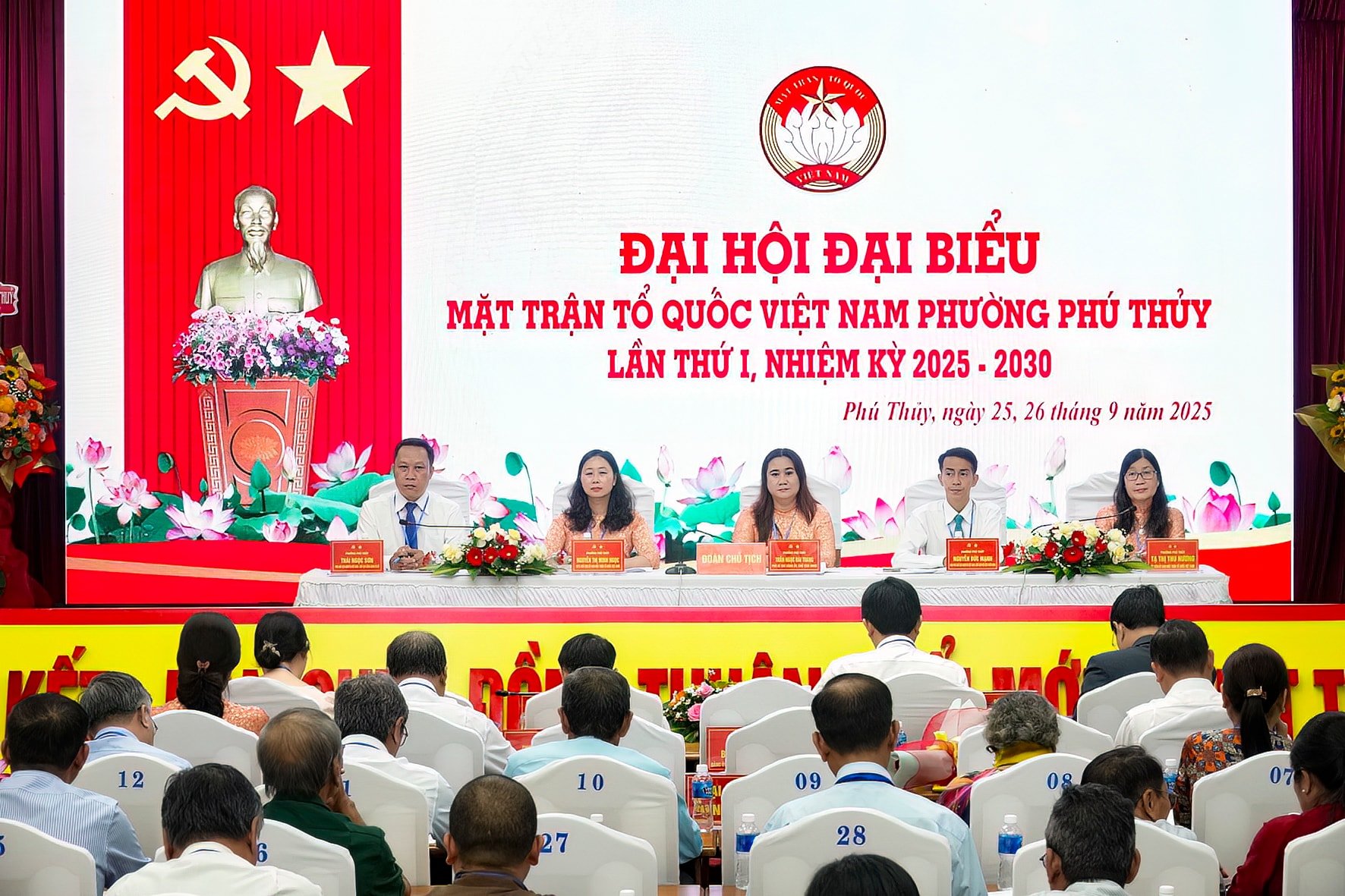Đoàn chủ tịch điều hành đại hội