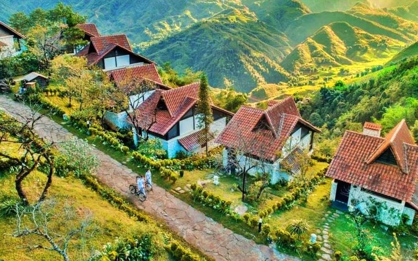 Sau hành trình trekking, khách du lịch có thể lưu trú tại các homestay ấm cúng, hoặc thư giãn tại những khách sạn hay resort cao cấp ở Sa Pa.