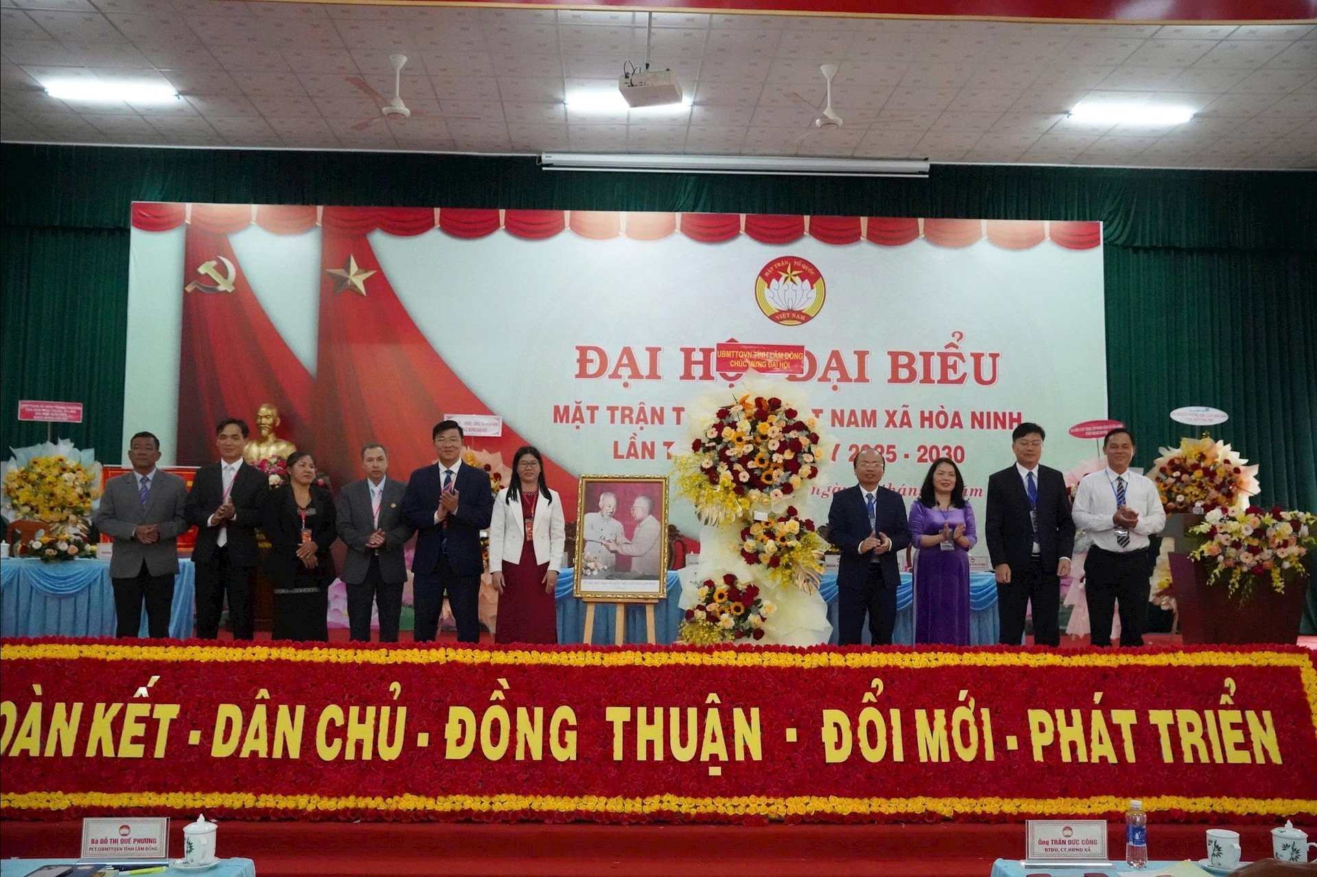 Ủy ban MTTQ Việt Nam tỉnh tặng hoa chúc mừng Đại hội