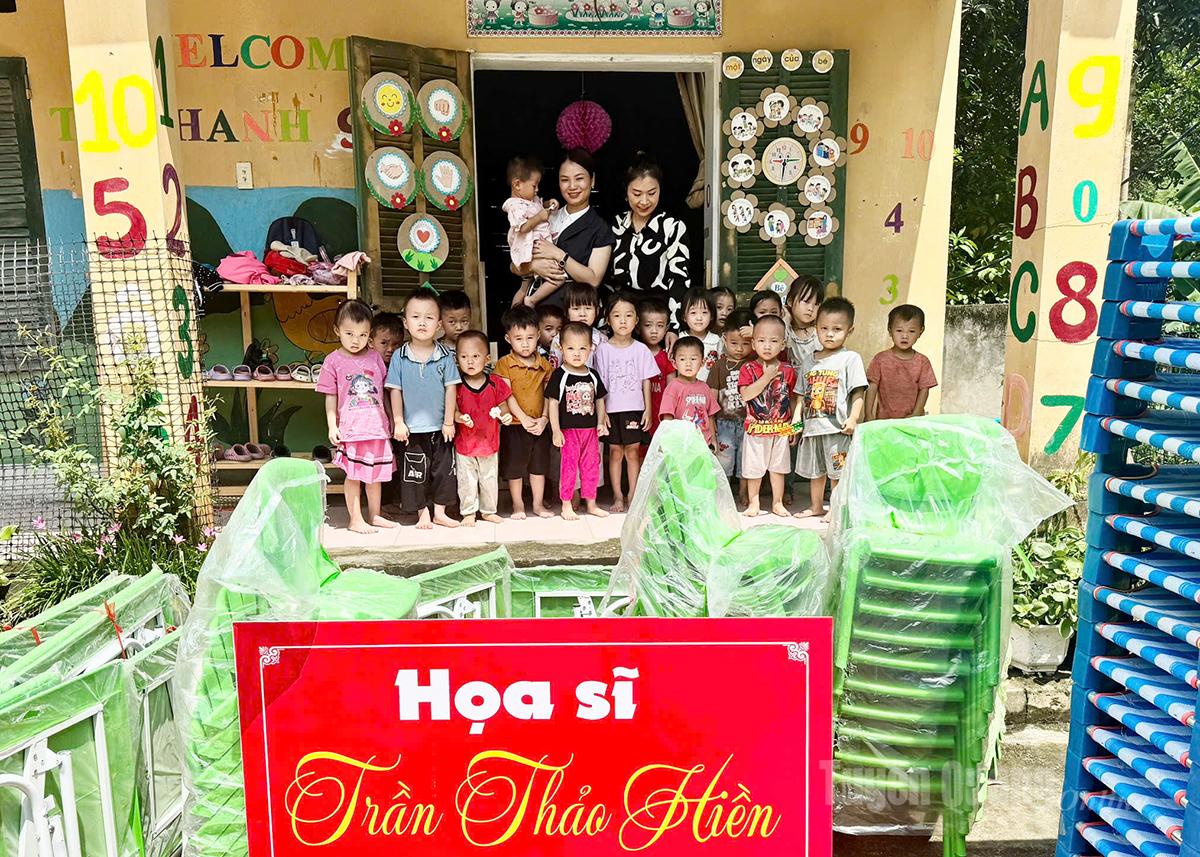 Những món quà của họa sỹ Trần Thảo Hiền đến với điểm trường Mầm non thôn Thanh Sơn, xã Thanh Thủy. 