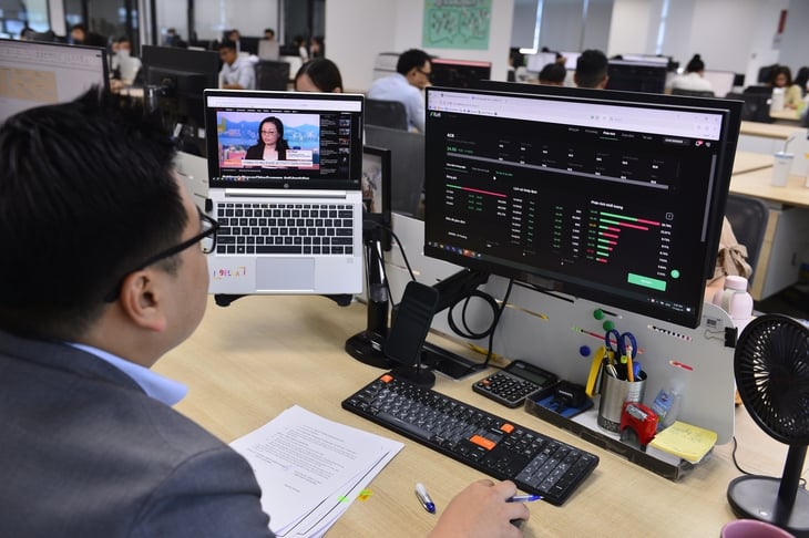 Ngân hàng đổ bộ chứng khoán: Thấy gì từ cuộc đua tăng vốn đồng loạt hàng tỉ USD?  - Ảnh 1.