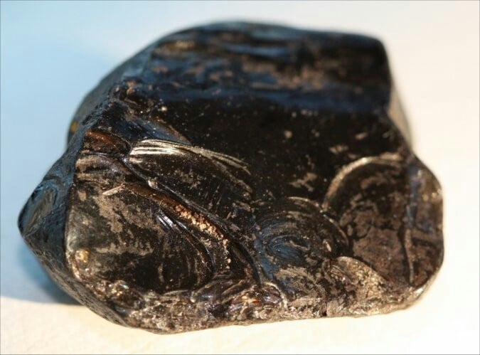 Có tuổi hàng triệu năm. Nhiều mẫu Tektite được xác định có tuổi từ 700.000 năm đến hơn 30 triệu năm, tùy theo vụ va chạm thiên thạch. Ảnh: Pinterest.