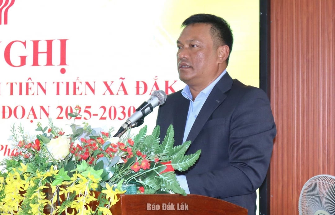 លេខាបក្សឃុំ Dak Phoi លោក Nay Y Phu ថ្លែងសុន្ទរកថាក្នុងសន្និសីទ។