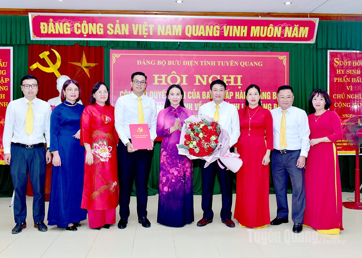 សមមិត្ត Nong Thi Bich Hue អនុលេខាអចិន្ត្រៃយ៍នៃគណៈកម្មាធិការបក្សខេត្ត បានធ្វើបទបង្ហាញសេចក្តីសម្រេច និងអំណោយអបអរសាទរដល់គណៈកម្មាធិការបក្សនៃការិយាល័យប្រៃសណីយ៍ខេត្ត Tuyen Quang អាណត្តិ 2025-2030។