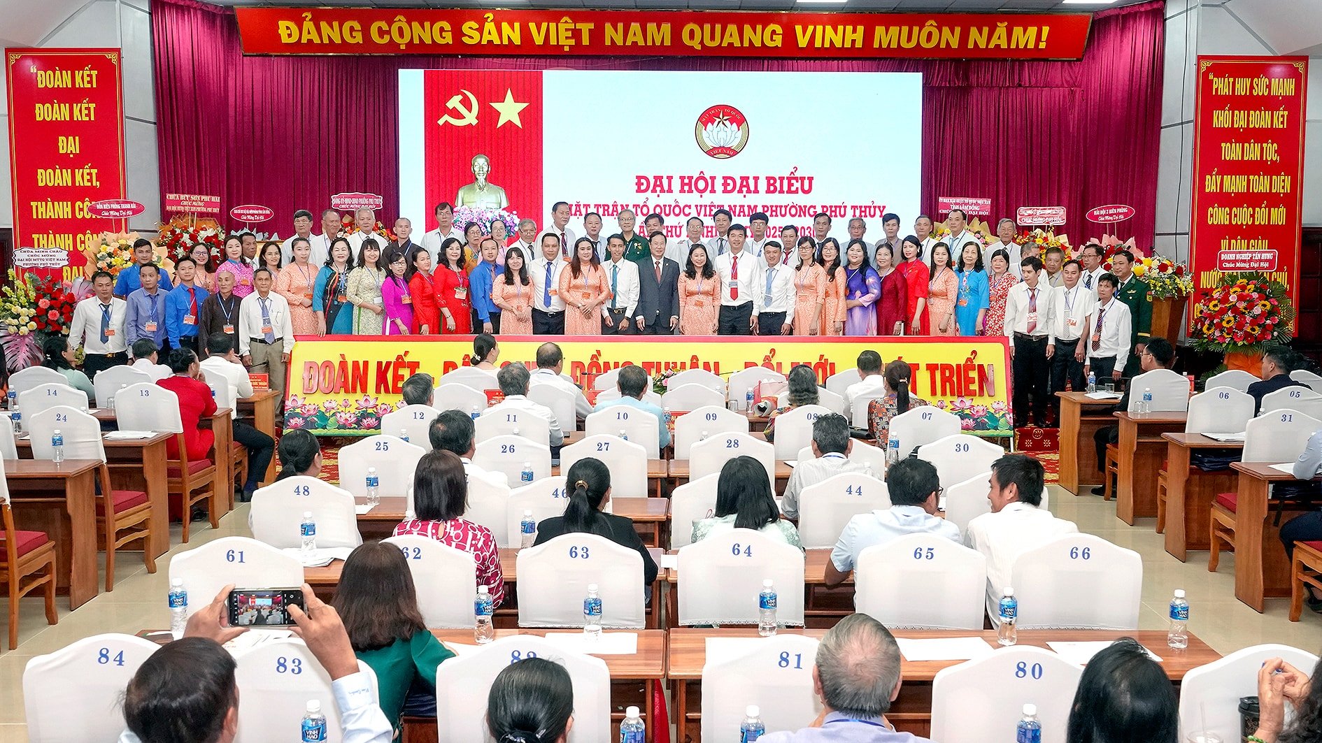 Lãnh đạo tỉnh và phường Phú Thủy chụp ảnh với Ban chấp hành UBMTTQVN phường Phú Thủy nhiệm kỳ 2025 - 2030