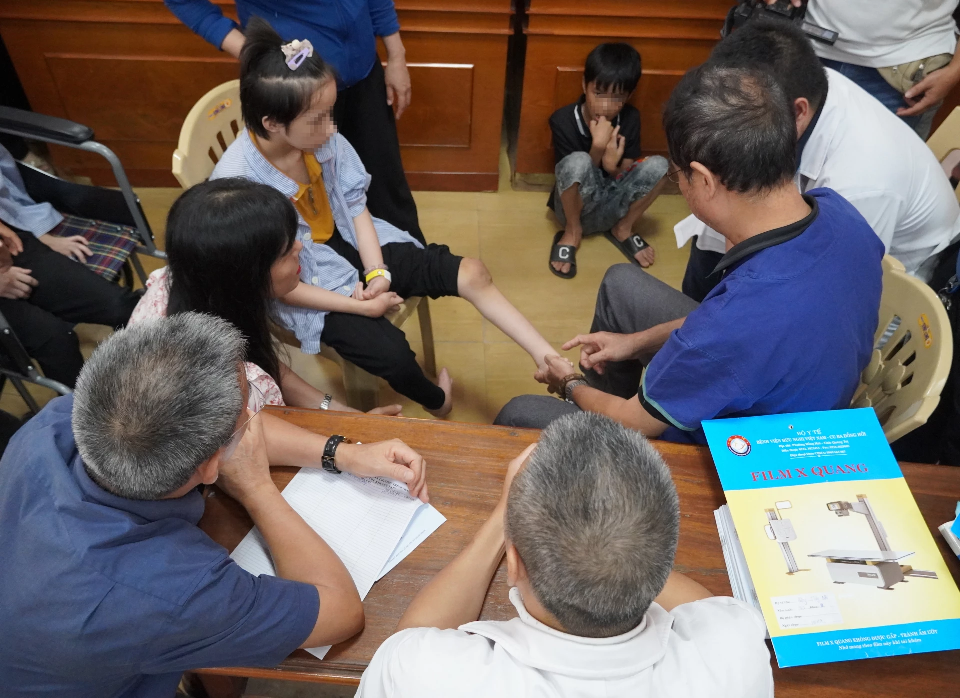 Trẻ được khám sàng lọc, tư vấn, đánh giá khả năng phẫu thuật hoặc hỗ trợ phục hồi chức năng - Ảnh: HL 