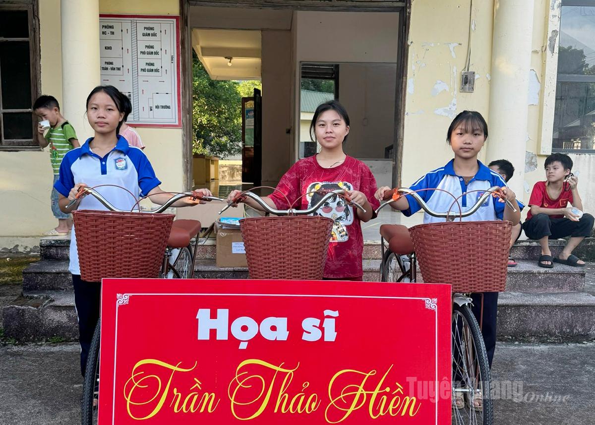 Xe đạp được trao cho các em học sinh tại Trung tâm Bảo trợ xã hội Hà Giang, tỉnh Tuyên Quang. 