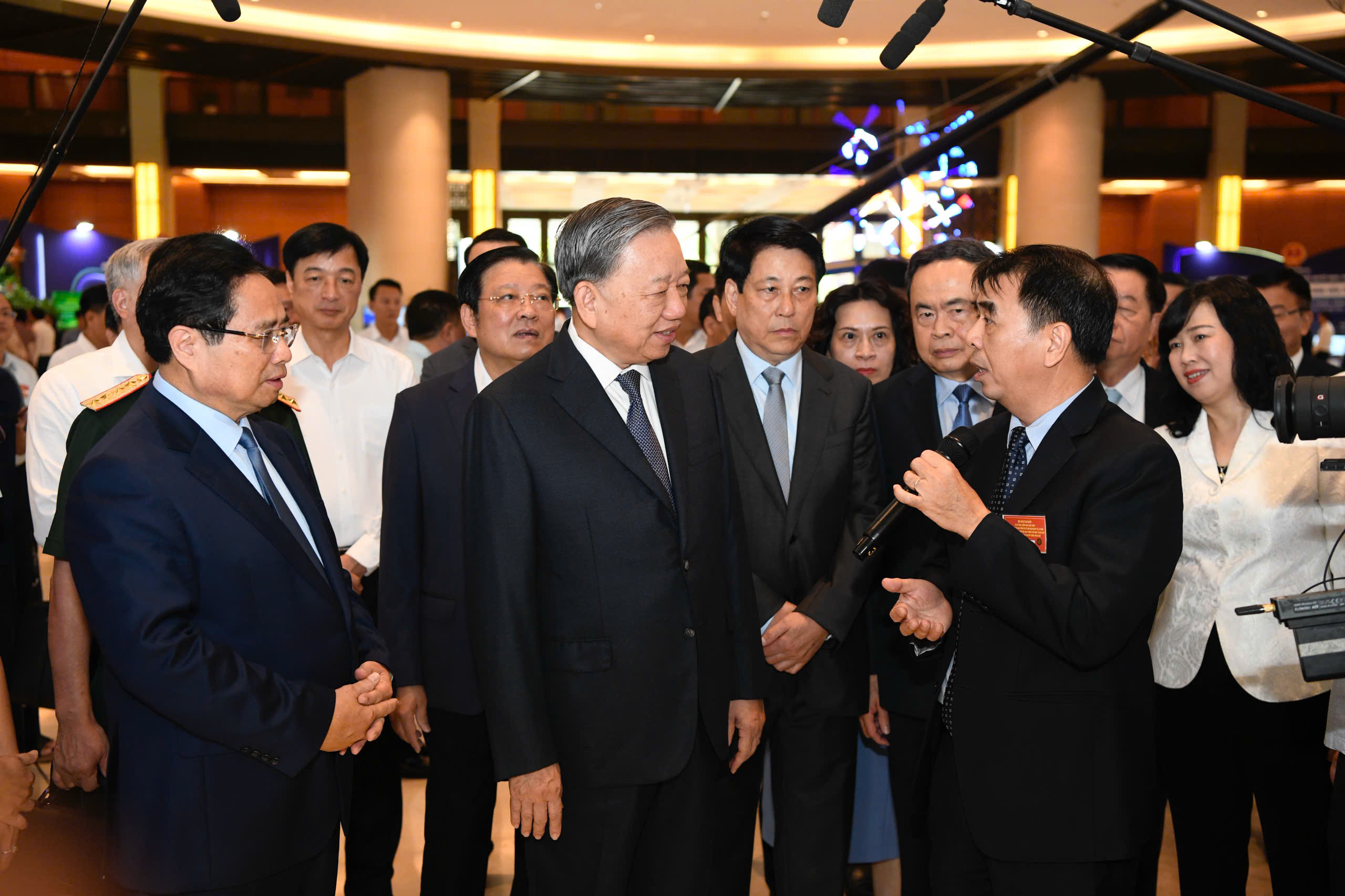 Thủ tướng: Đưa AI vào giảng dạy cho học sinh ngay từ lớp 1- Ảnh 1.