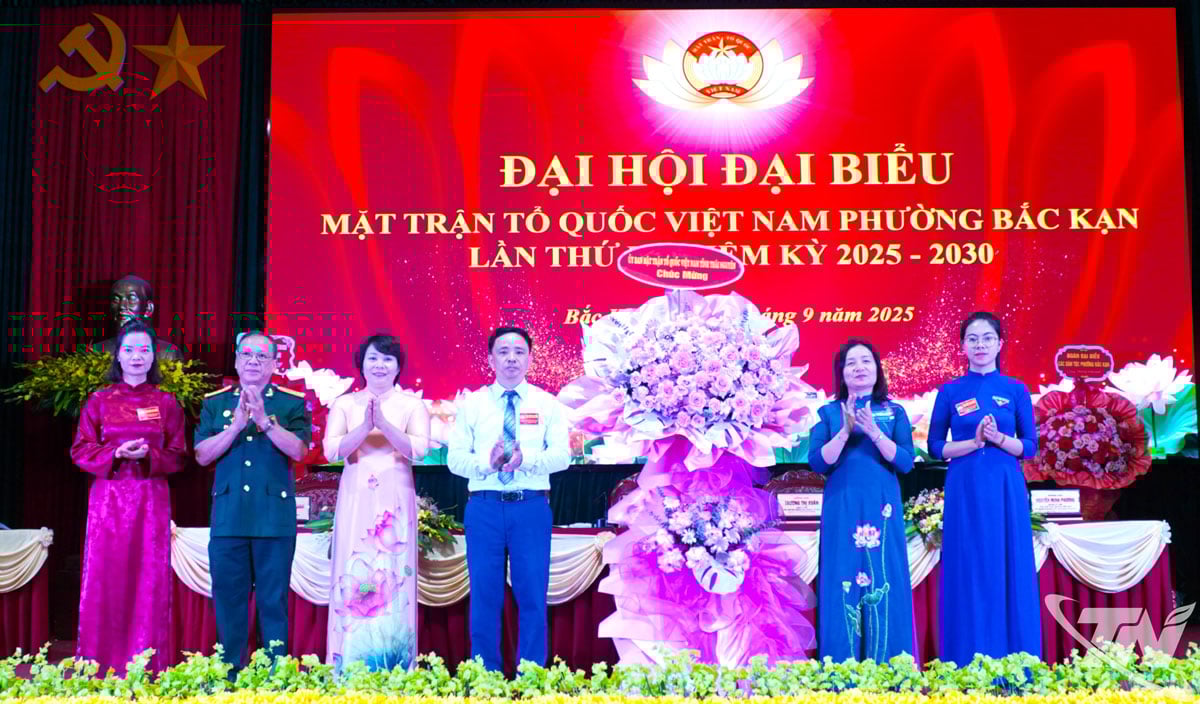 Đại diện lãnh đạo Ủy ban MTTQ tỉnh Thái Nguyên tặng hoa chúc mừng Đại hội.