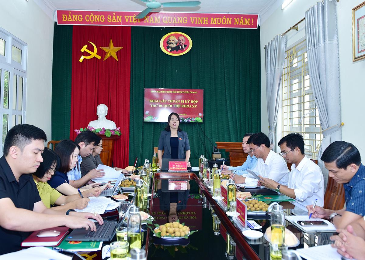 ប្រធានគណៈប្រតិភូរដ្ឋសភាវៀតណាមនីតិកាលទី ១៥ នៃខេត្ត Ly Thi Lan ថ្លែងសុន្ទរកថាបញ្ចប់ការស្ទង់មតិនៅឃុំ Son Thuy។