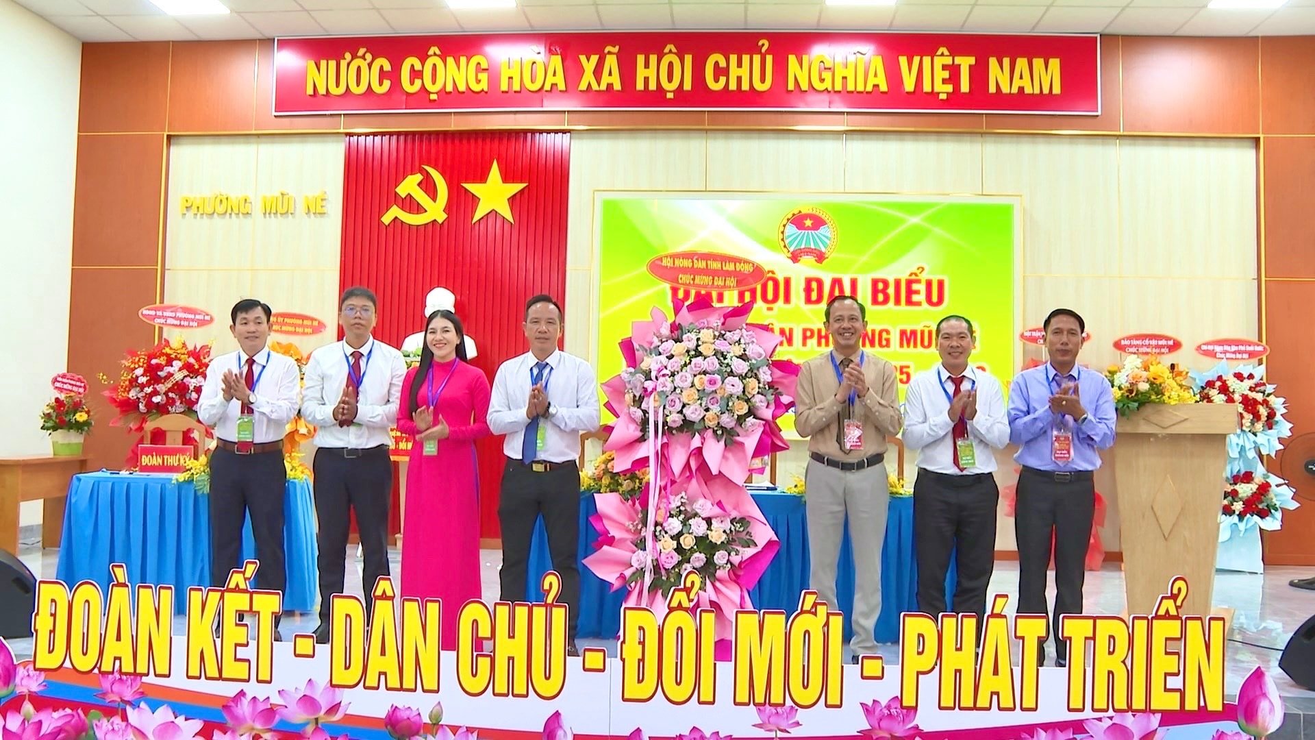 Provincial Farmers' Association presented flowers to congratulate the Congress