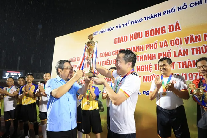 2 tỉ đồng được quyên góp trong trận giao hữu bóng đá đặc biệt hướng về Cuba - Ảnh 7.