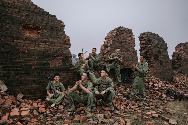 'Mưa đỏ' thông báo ngày rời rạp, thu 700 tỉ - Ảnh 1.