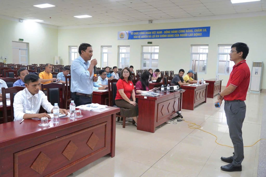 អ្នករាយការណ៍កណ្តាលនៃសមាគមកាកបាទក្រហមវៀតណាមបានពិភាក្សាដោយផ្ទាល់អំពីដំណោះស្រាយ និងវិធីសាស្រ្តជាមួយសិក្ខាកាមនៃវគ្គបណ្តុះបណ្តាល។