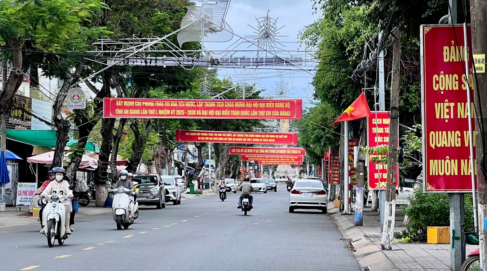Đường Tôn Đức Thắng, phường Long Xuyên rực rỡ các khẩu hiệu chào mừng đại hội.