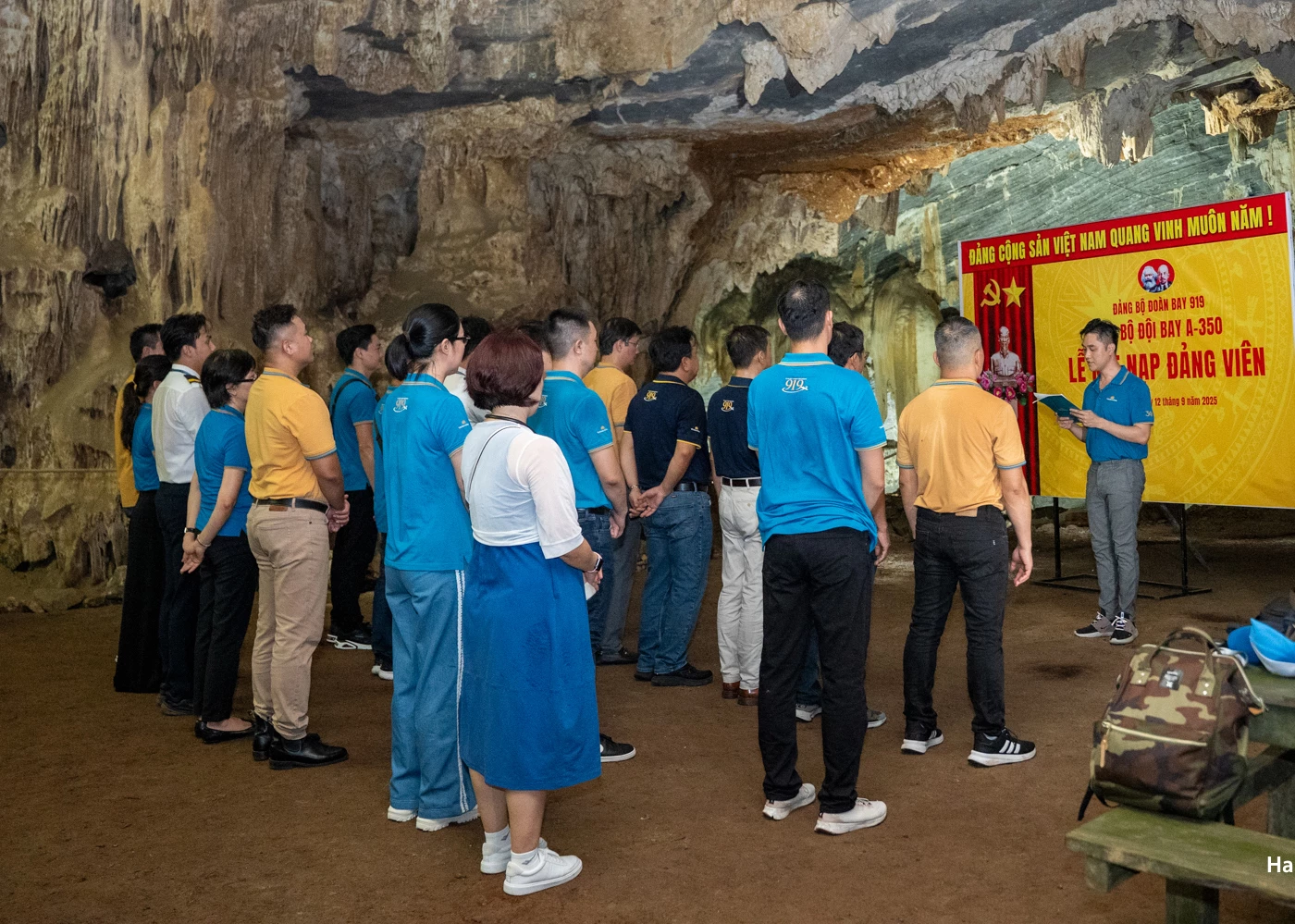 A350 flight crew (Flight Crew 919 - Vietnam Airlines) held a party admission ceremony at Hang Chi Huy - Photo: C.N