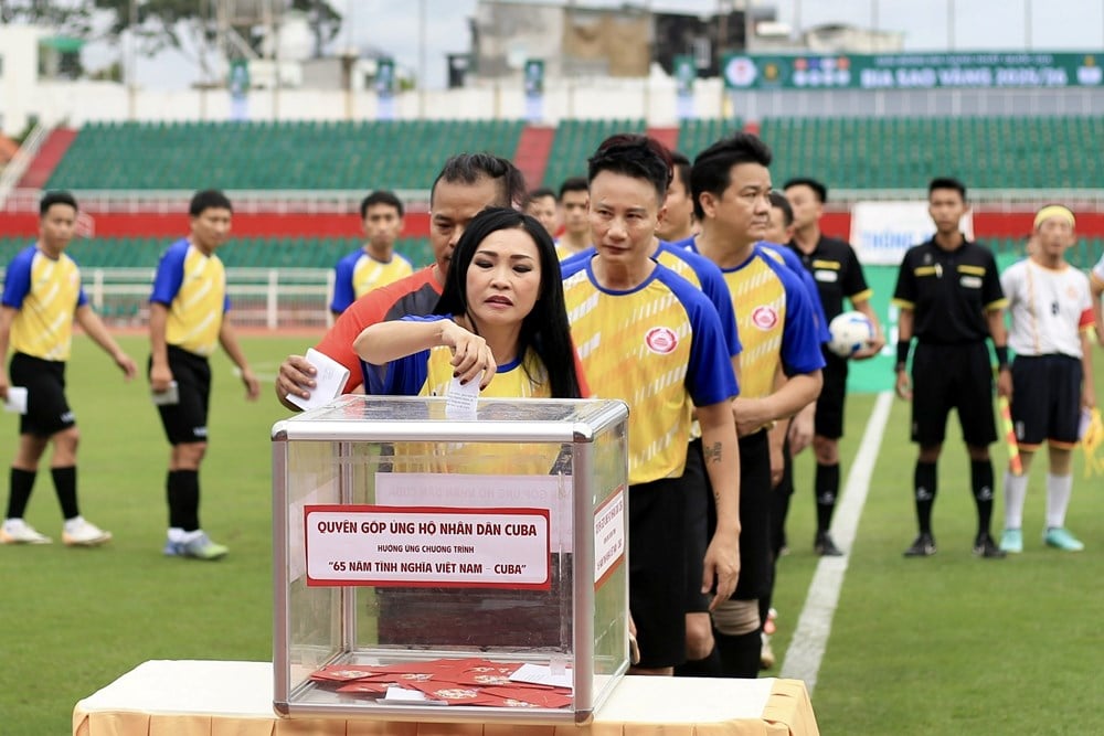 Ho-Chi-Minh-Stadt organisiert ein besonderes Freundschaftsspiel, um 2 Milliarden VND zur Unterstützung des kubanischen Volkes zu sammeln – Foto 2