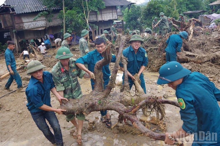 ndo_br_luc-luong-vu-trang-huyen-mu-cang-chai-yen-bai-dang-giup-nhan-dan-khac-phuc-hau-qua-sau-mua-lu.jpg