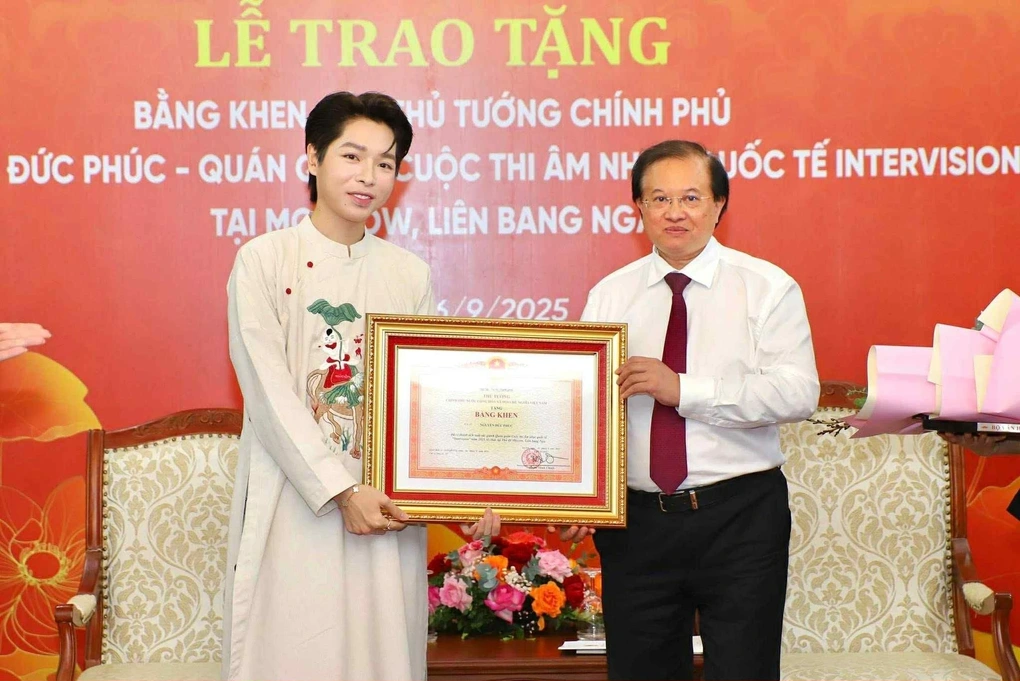 Ca sĩ Đức Phúc nhận bằng khen của Thủ tướng Chính phủ - 1
