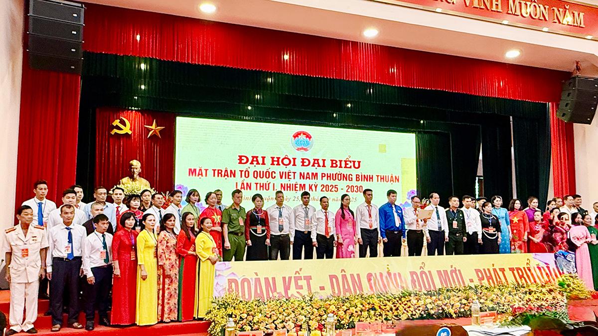 គណៈកម្មាធិការរណសិរ្សមាតុភូមិវៀតណាមនៃវួដ Binh Thuan ឧទ្ទេសនាមដល់មហាសន្និបាត។