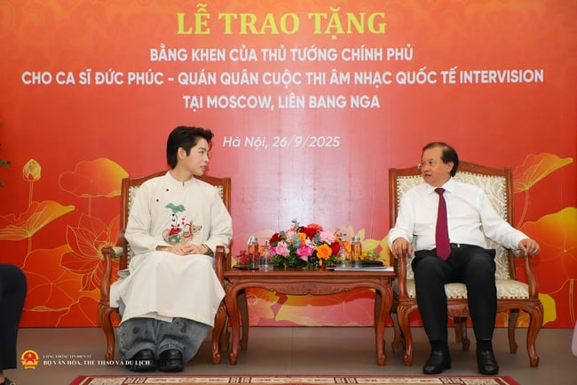 Ca sĩ Đức Phúc - Quán quân cuộc thi Âm nhạc quốc tế Intervision 2025 nhận bằng khen của Thủ tướng Chính phủ - Ảnh 1.