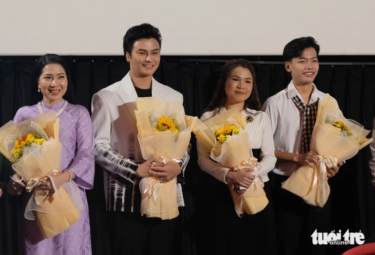 Võ Minh Lâm, Ngọc Đợi, Thu Vân xúc động khi xem phim về Chuông vàng vọng cổ - Ảnh 1.