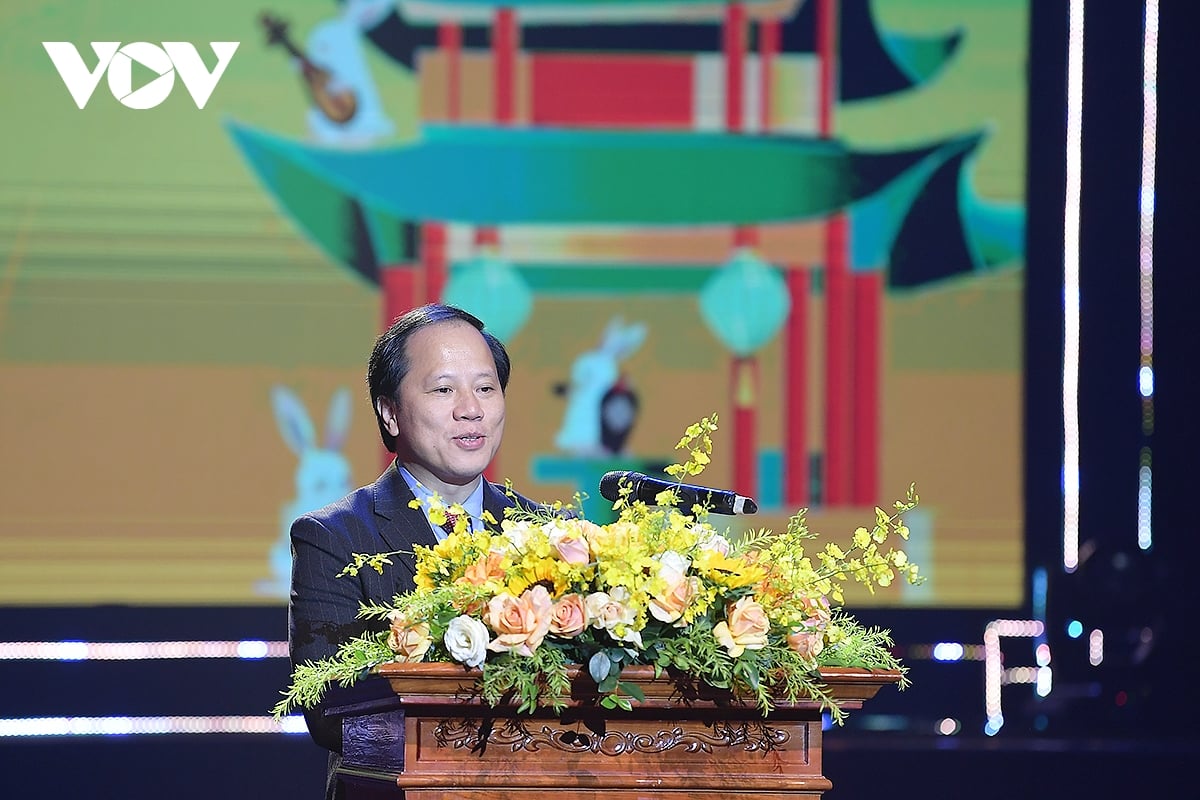 ベトナム・中国中秋節2025芸術プログラムで講演した文化スポーツ観光省国際協力局副局長のトラン・ナット・ホアン氏は次のように述べた。「この芸術プログラムは、文化、スポーツ、観光、人文科学交流の分野でベトナムと中国の友好関係のイメージをさらに高めました。」