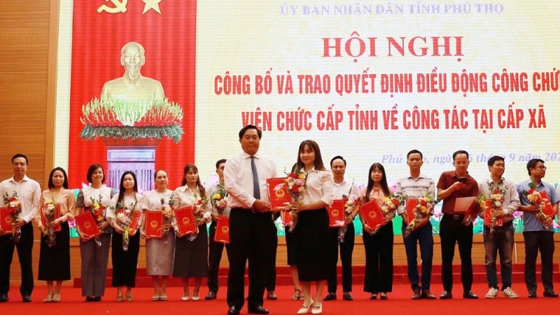 Chairman of Phu Tho Provincial People's Committee Tran Duy Dong presented decisions and flowers to encourage civil servants and public employees to reinforce the communes.