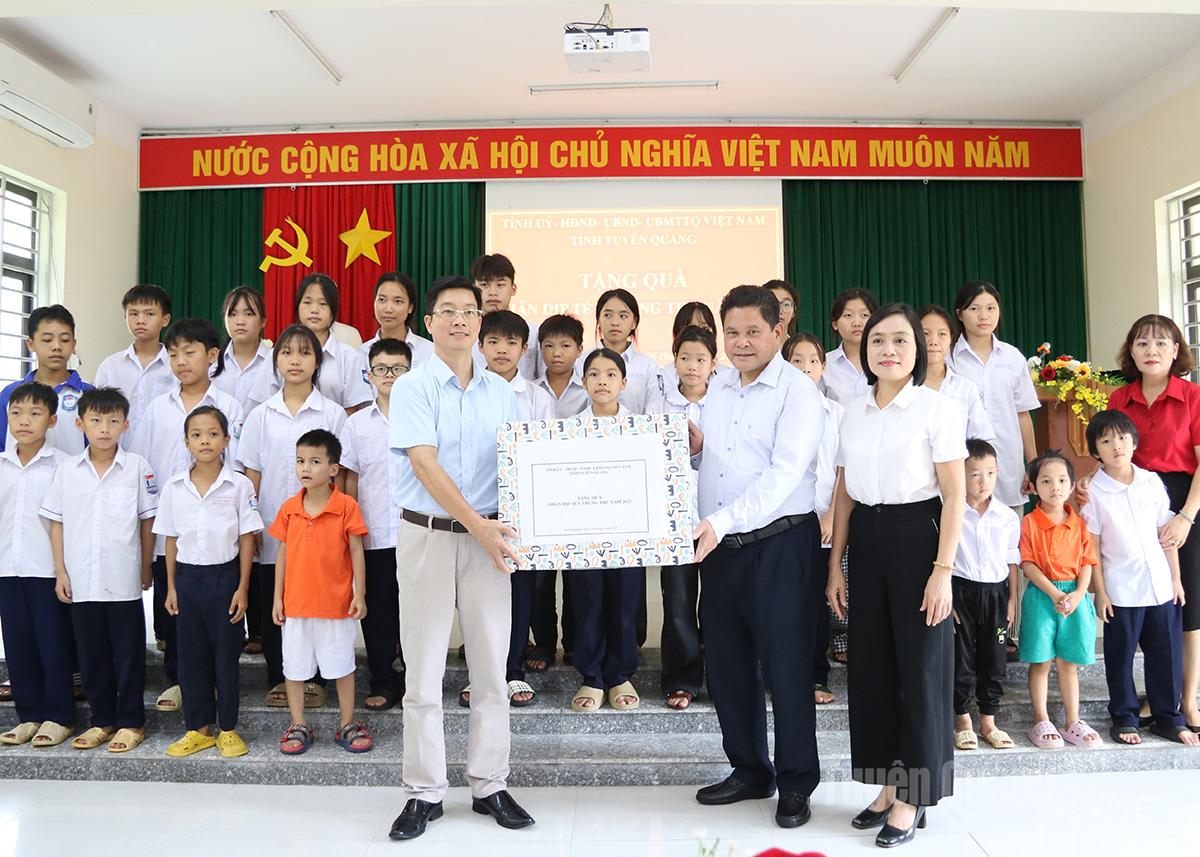 Comrade Vang Seo Con and leaders of the Department of Health presented gifts to children at the Ha Giang Social Work Center.